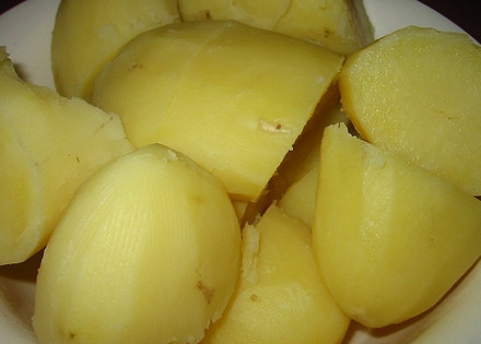 1. Этап. Холодник с картошкой: Отвариваем картофель.