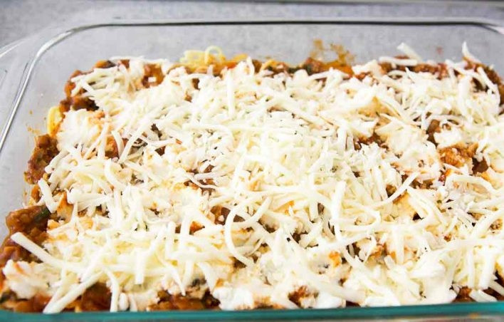 1. Этап. Запеченные спагетти: 10. Натрите на терке моцареллу и посыпьте половину. Добавьте оставшиеся спагетти и соус, добавьте весь сыр, что у вас остался.