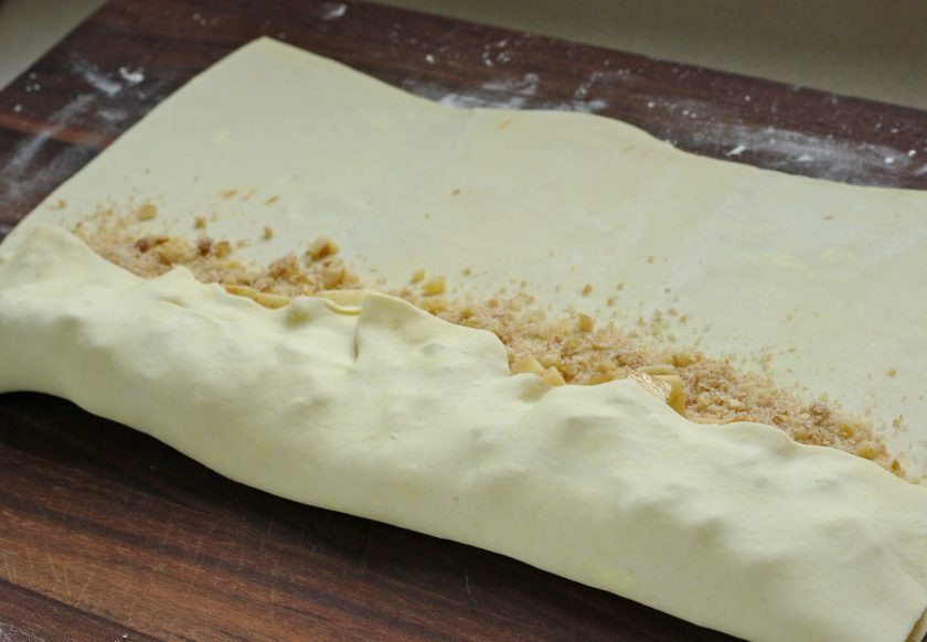 1. Этап. Штрудель с яблоками: Заверните конец теста аккуратно, накрыв яблоки.