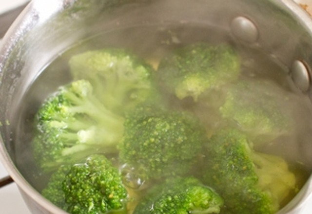 1. Этап. Сливочная паста с ветчиной и брокколи: Брокколи отварите о мягкости в кипящей подсоленной воде, затем порежьте кусочками. Также отварите макароны до готовности.