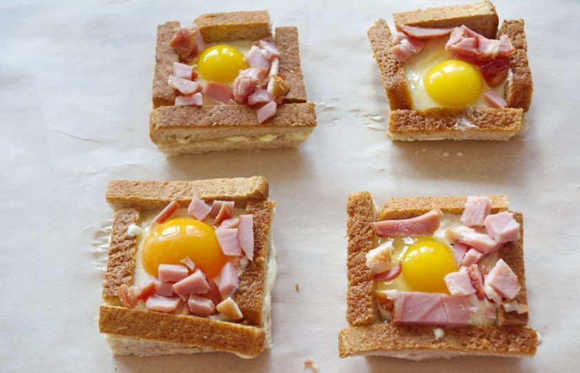 1. Этап. Тосты Карбонара: Бекон копченый нарежьте произвольно и выложите на тосты.