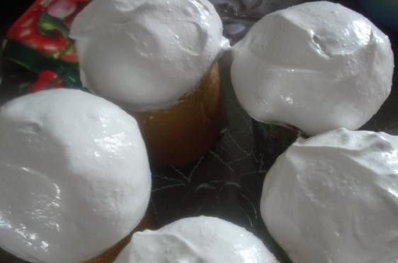 1. Этап. Гоголь-моголь на пасху: Когда пена станет достаточно плотной, обмакиваем в ней макушку остывшего кулича и посыпаем посыпкой. Теперь остается подождать, пока гоголь-моголь подсохнет.