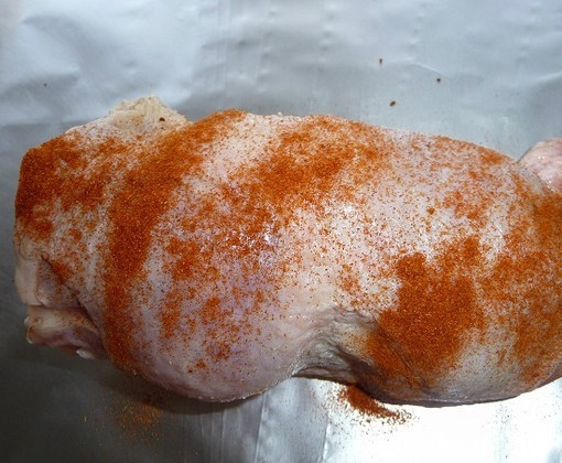 1. Этап. Куриный рулет в аэрогриле: В куриный рулет я решила добавить немного грибов, которые остались у меня в морозилке с последнего похода в лес. Для этого я выложила их в сковородку вместе с нарубленным репчатым луком и обжарила все на подсолнечном масле. Затем выложила эту смесь на отбитое и уже пропитавшееся специями куриное филе. Заворачиваю все плотным рулетом и закручиваю фольгой.