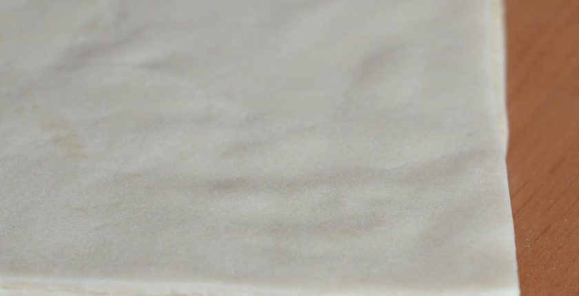 1. Этап. Слоеное тесто без яиц: Разрезаем прямоугольник пополам, снова смазываем маслом и кладем сверху вторую часть. Заматываем тесто в пленку и отправляем в морозилку. Слоеное тесто готово, приятного аппетита :)