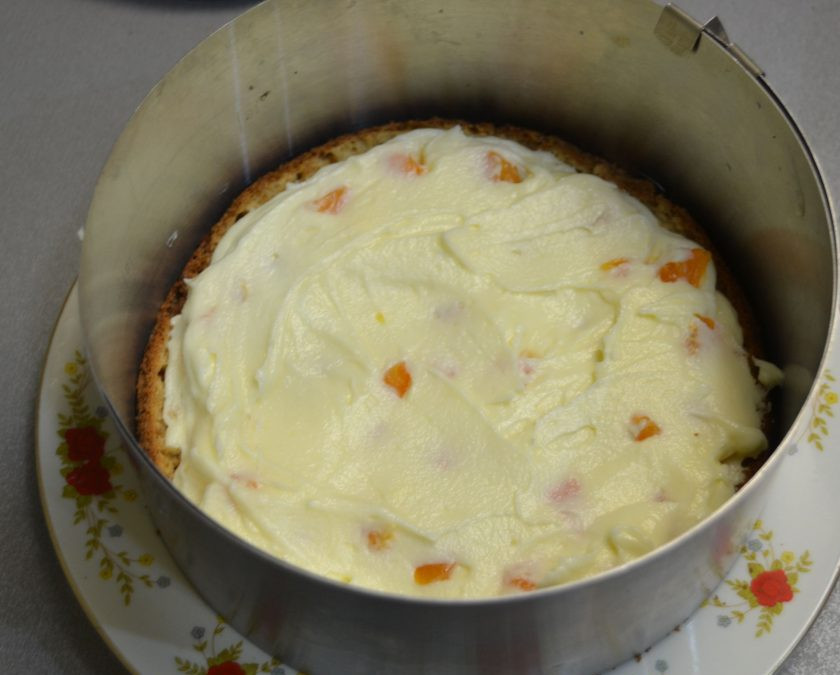 1. Этап. Мандариновый торт на Новый год: Сверху еще 1/4 часть крема.