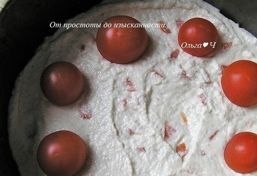 1. Этап. Торт-мусс с курицей и шпинатом: Разъемную форму выстелите пищевой пленкой, выложите половину куриного мусса, разровняйте, разложите 8 помидоров черри, слегка вдавите.