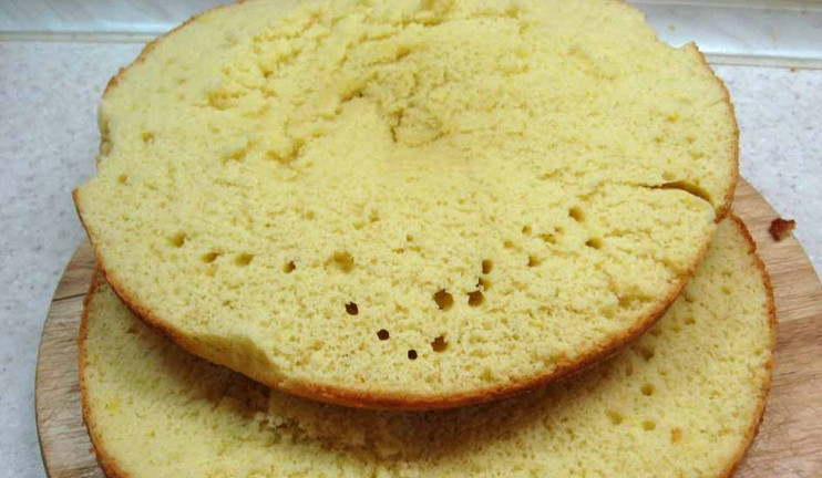 1. Этап. Корж для торта простой: Бисквит остудите прямо в духовке, слегка ее приоткрыв. Разрезаем испеченный бисквит на коржи. Готово!