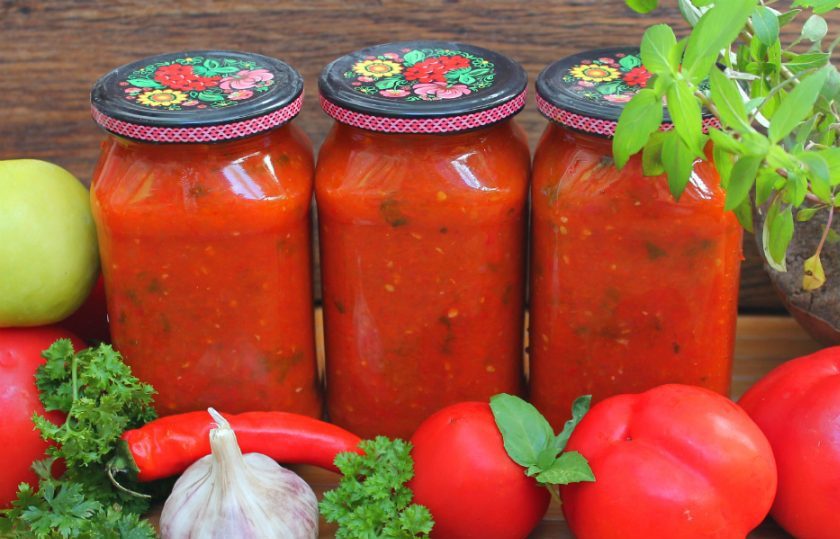 1. Этап. Заправка для борща из болгарского перца: В стерильные банки насыпаем кипящую заправку и плотно закрываем металлическими крышками. В перевернутом виде оставляем остыть. Заправка для борща хранится в прохладном месте всю зиму. Удачных заготовок!