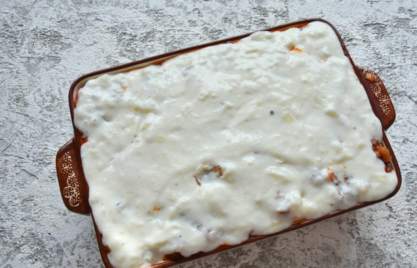 1. Этап. Лазанья с фаршем от Джейми Оливера: Заполните форму, чередуя слои: мясной соус, белый соус, листы лазаньи. Последним выложите белый соус. Запеките лазанью в духовке, разогретой до 180 градусов 45 минут, до подрумянивания. За 10 минут до готовности выложите на лазанью оставшийся натертый сыр пармезан.