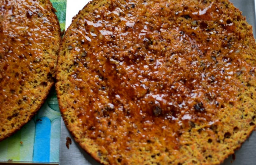 1. Этап. Морковный торт с ароматом апельсина: Разрежьте каждый корж на 2 пласта. При желании смажьте каждый пласт немного апельсиновым джемом.