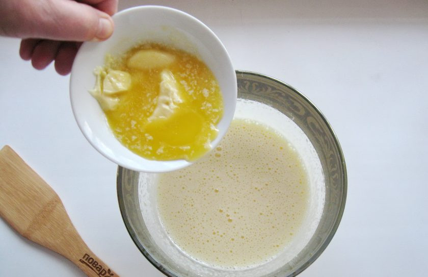 1. Этап. Кулич с меренгой: Добавьте растопленное сливочное масло.