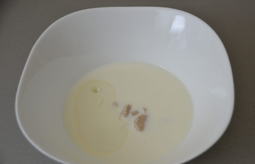 1. Этап. Чувашская хупла: В миску влейте стакан теплого молока, добавьте соль, сахар, дрожжи, влейте две столовые ложки растительного масла.