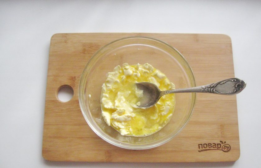 1. Этап. Киш с курицей и цветной капустой: Перемешайте масло с яйцом. Однородности добиваться не надо. Влейте холодную воду.