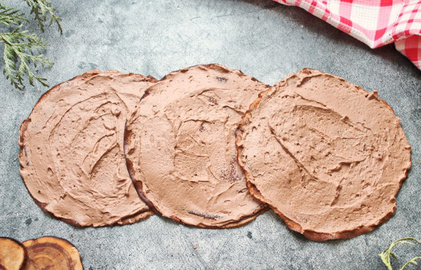 1. Этап. Рулет из шоколадных блинов с кремом: Выложите блины внахлест в один ряд.