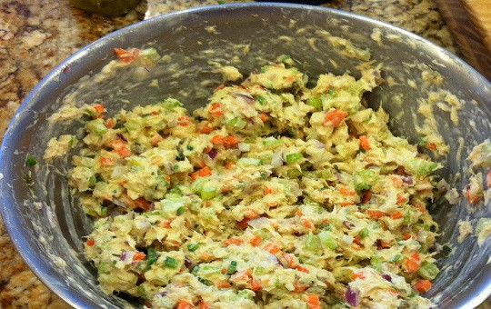 1. Этап. Простой салат с тунцом консервированным: 6. Как следует перемешать и можно подавать блюдо к столу. При желании его можно подавать на ломтиках хлеба, дополнив листьями салата.