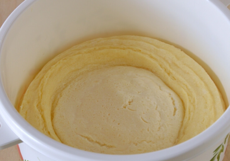 1. Этап. Творожный пудинг в микроволновке: Смешайте яйца с сахаром до полного растворения. Добавьте манку, творог, ванилин и соль. Только не взбивайте.