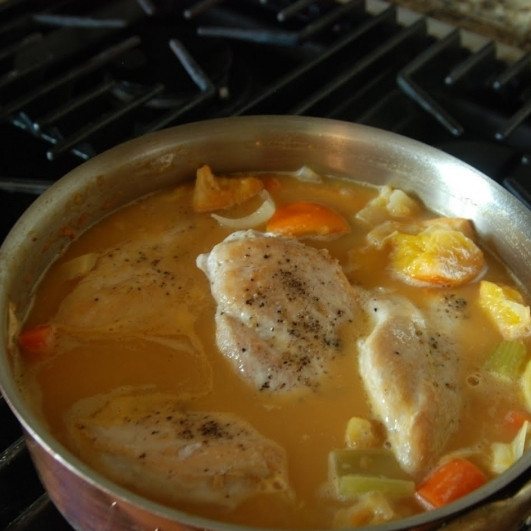 1. Этап. Курица с овощами в цитрусовом соусе: Когда закипит - добавляем в кастрюлю обжаренное куриное филе, накрываем крышкой и варим 10 минут.