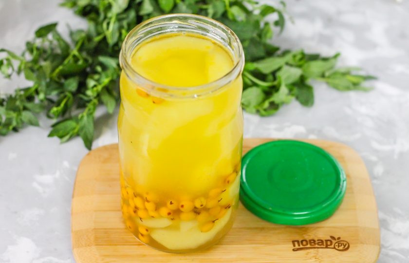 1. Этап. Компот из облепихи и яблок на зиму: Перелейте компот в банку, сразу же закупорьте ее крышкой по резьбе или с помощью ключа для консервации. Остудите, а после перенесите в кладовую.