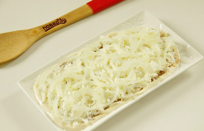 1. Этап. Салат Ананас: 8. Тертые белки - маринованный лук - майонез.