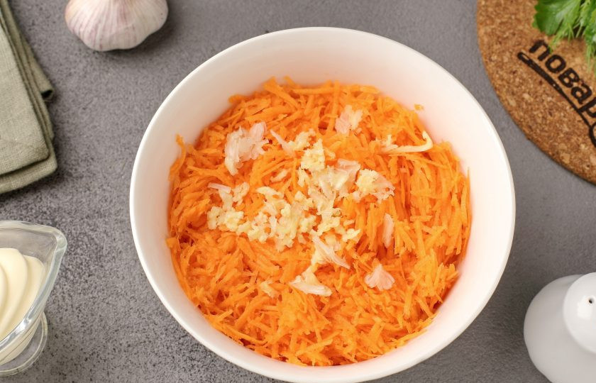 1. Этап. Салат из морковки с чесноком и майонезом: Добавьте пропущенный через пресс чеснок.