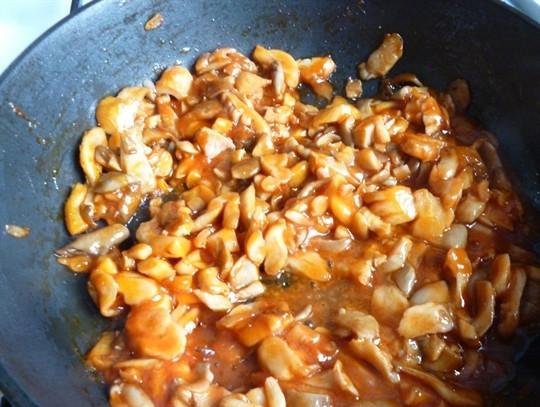 1. Этап. Макароны с вешенками: За несколько минут до готовности грибов добавьте к ним томатную пасту или кетчуп. Тщательно все перемешайте.