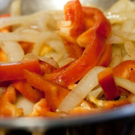 1. Этап. Курица по-венгерски: 5. В ту же сковороду выложите лук, чеснок и обжарьте в течение пяти минут, помешивая, на среднем огне. Затем добавьте перец и жарьте еще три минуты.