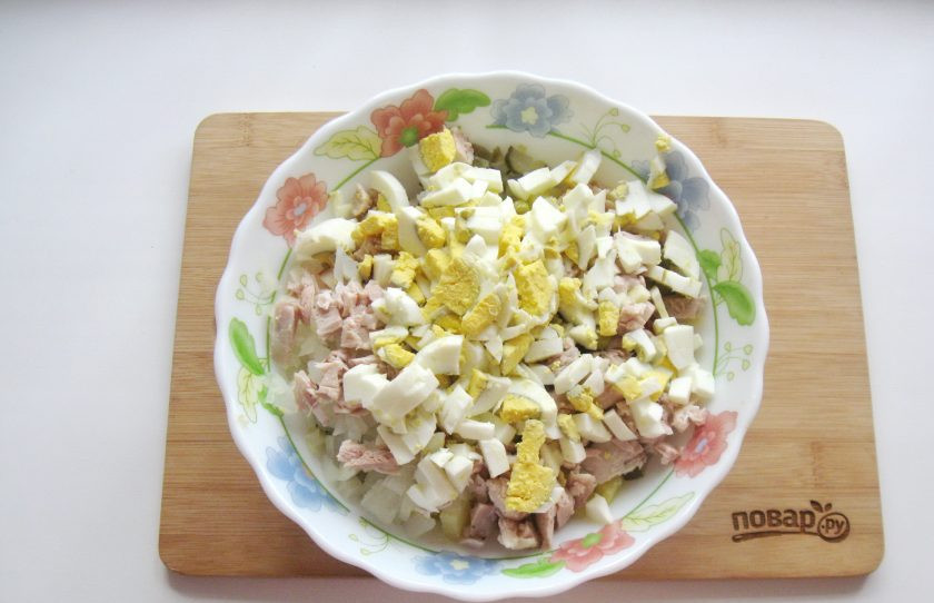 1. Этап. Оливье с курицей и яблоком: Яйца сварите вкрутую, охладите и очистите, мелко нарежьте.