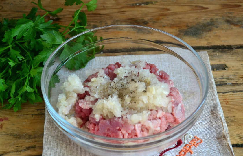 1. Этап. Беляши с мясом: Для начинки смешайте фарш, лук, немного соли и перца. Хорошенько все перемешайте и оставьте в стороне дожидаться своего часа.