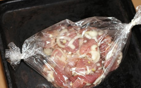 1. Этап. Правильный шашлык из свинины: 3. Теперь - еще один секрет. Мясо будет мариноваться быстрее, если вы его положите в пакет для запекания. Так шашлык будет готов уже за час!