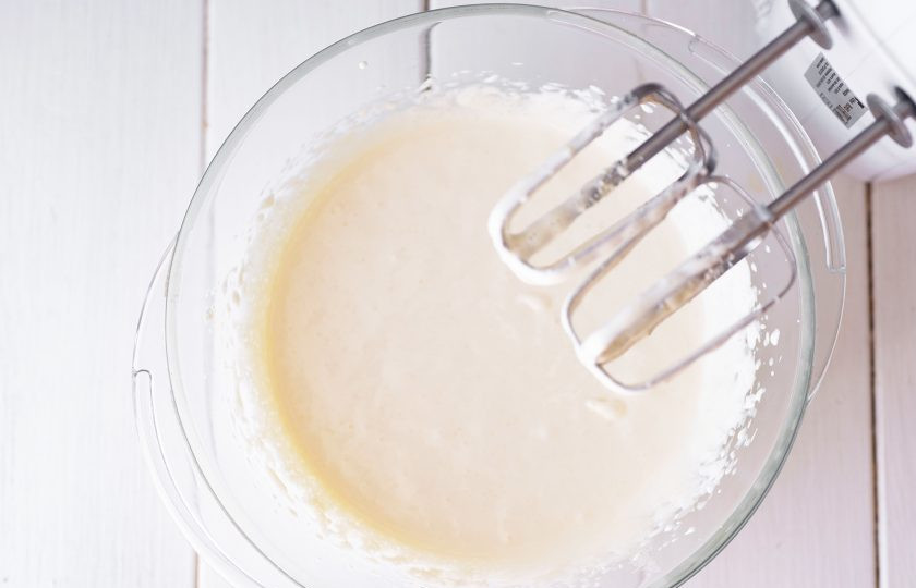 1. Этап. Торт с вишней и ананасом: Взбивайте желтки с сахаром миксером до побеления смеси.