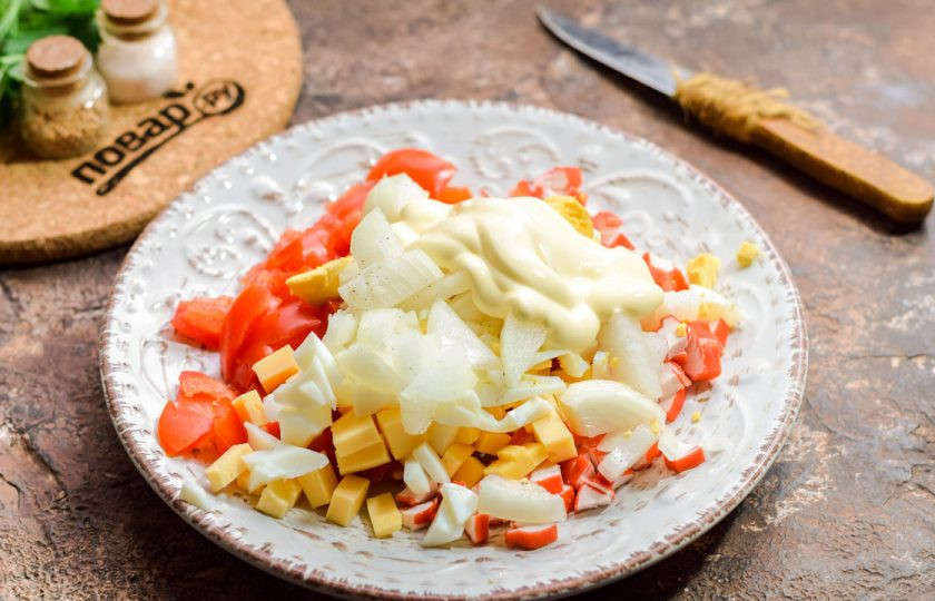 1. Этап. Салат с крабовыми палочками и маринованным луком: Добавьте лук, майонез, соль и перец. Перемешайте все и подавайте салат к столу.