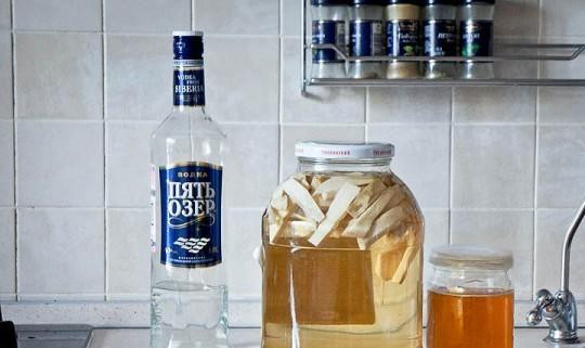 1. Этап. Хреновуха: Через 5 дней достаем банку из кладовки. Если настаивать дольше, то напиток может получиться слишком крепким :)