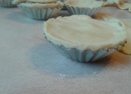 1. Этап. Закрытые тарталетки с курицей и грибами: И тщательно защипываем края.