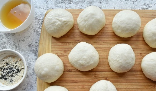 1. Этап. Пицца Большая перемена: Тесто делю на 10 частей по 100 граммов каждая. Заготовки округляю и выкладываю на доску