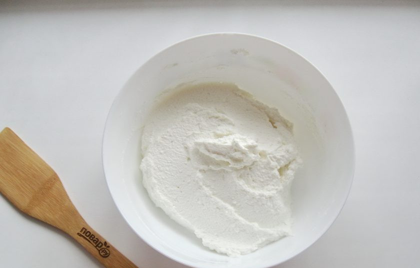 1. Этап. Десерт Новогодний венок: Добавьте холодные сливки и еще раз хорошо взбейте все ингредиенты до кремовой, однородной консистенции.