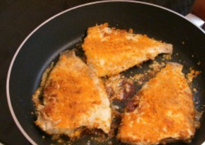 1. Этап. Рыба, жаренная под соусом: Обжарьте камбалу на растительном масле до красивого золотистого цвета. Жарим с каждой стороны по 5 минут.