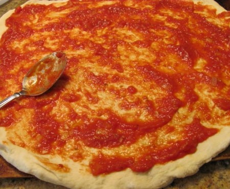 1. Stage. Pepperoni pizza: Roll out the dough as thick as you like. Transfer to a baking sheet sprinkled with flour, grease with tomato sauce, sprinkle with spices on top.