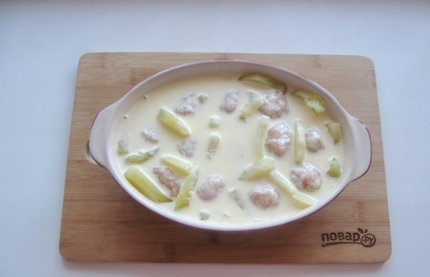 1. Этап. Запеканка с тефтелями: Картофель с тефтелями полейте смесью яйца и сметаны.