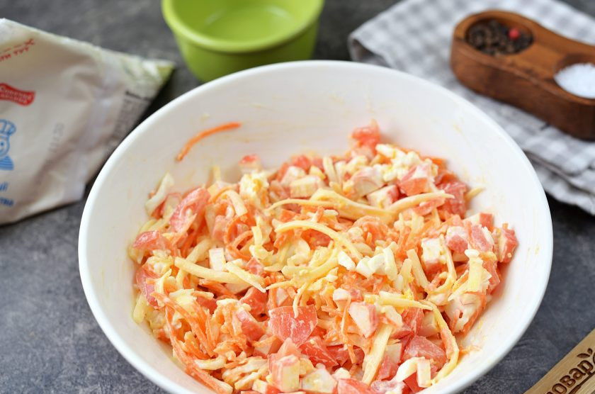 1. Этап. Салат из крабовых палочек, моркови по-корейски и сыра: Перемешайте салат и можно сразу же подавать к столу.