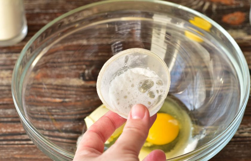 1. Этап. Печенье Карандаши: Добавьте соду, которую погасите уксусом.