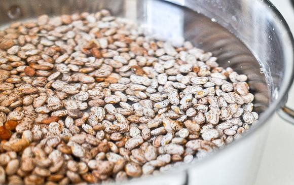 1. Этап. Мексиканская паста из фасоли: 1. Если возможно, замочить фасоль на ночь. Это позволит сократить время ее приготовления. Если такой возможности нет – ничего страшного, следуйте инструкциям ниже. Промыть фасоль. Добавить фасоль в кастрюлю и залить водой. Вода должна превышать фасоль по крайней мере на 7,5-10 см.