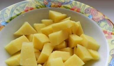 1. Этап. Гороховый суп с мясом: Почистить и нарезать картофель на кубики.