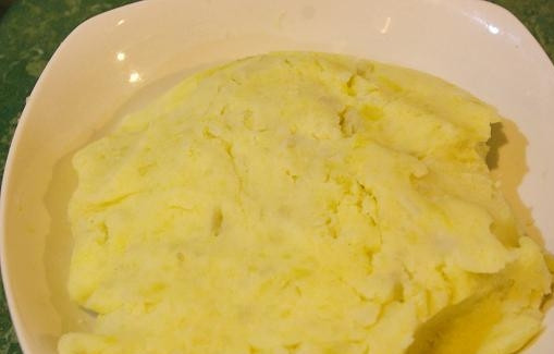 1. Этап. Цеппелины: Варёный картофель растолките в пюре.