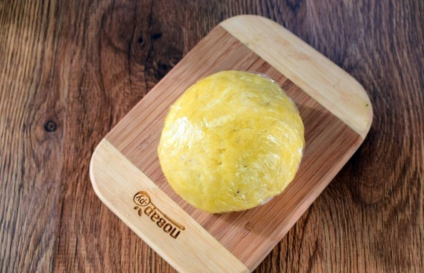 1. Этап. Сочный элеш с курицей: Соедините в миске растительное масло, растопленное сливочное масло, яйцо, сметану, воду, сахар и соль. В глубокую миску просейте муку, добавьте жидкие ингредиенты, быстро замесите тесто и соберите его в шар. Заверните в пищевую пленку.