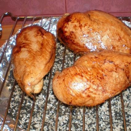 1. Этап. Копченая куриная грудка: 5. Сковородку со смесью поставить на сильный огонь. Сверху уложить решетку и выложить на нее наши грудки. Не закрывая их крышкой продержать на сильном огне минут 10.