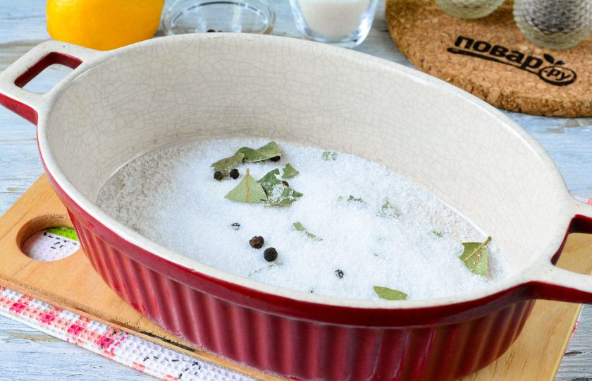 1. Этап. Соленая красная рыба: Подготовьте форму для засолки рыбы. На дно насыпьте половину порции соли и сахара со специями.