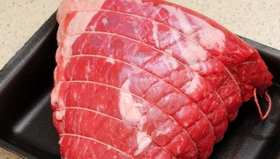 1. Этап. Ростбиф из мраморной говядины: 3. Я обычно обматываю его шпагатом, после чего немного обжариваю с обеих сторон. После этого покрываю маринадом и отправляю запекаться.