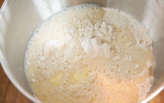 1. Этап. Булочки, как пух: 3. Влейте влажные ингредиенты в миску к сухим. Добавьте лимонный сок.