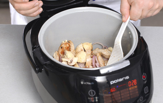 1. Этап. Мясо индейки в мультиварке: 2. Подготовительный процесс практически завершен. В чашу мультиварки необходимо налить растительное масло и отправить туда мясо. Включить режим Выпечка на 10 минут. После завершения процесса отправить в чашу мультиварки грибы и лук с чесноком. Посолить и поперчить по вкусу, добавить сушеные травы или любимые приправы. Включить режим Выпечка еще на 10 минут.