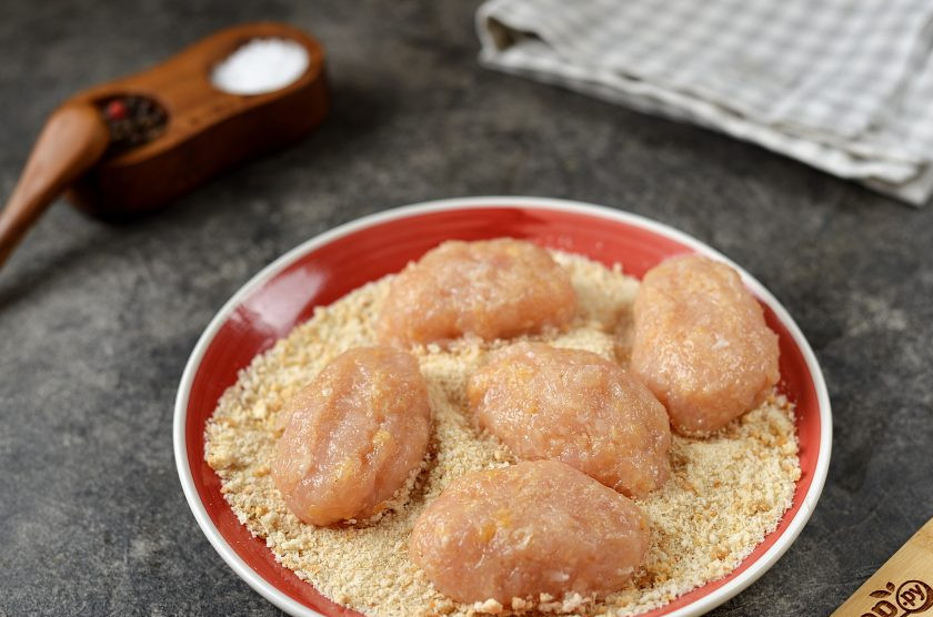 1. Этап. Куриные наггетсы без масла: Спустя время обваляйте все наггетсы в оставшихся панировочных сухарях.